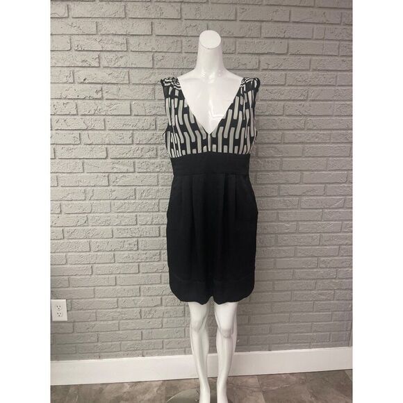 BCBGeneration Women Black & White V-Neck Sleeveless Cut-Out Dress Size 10 - Picture 1 of 10
